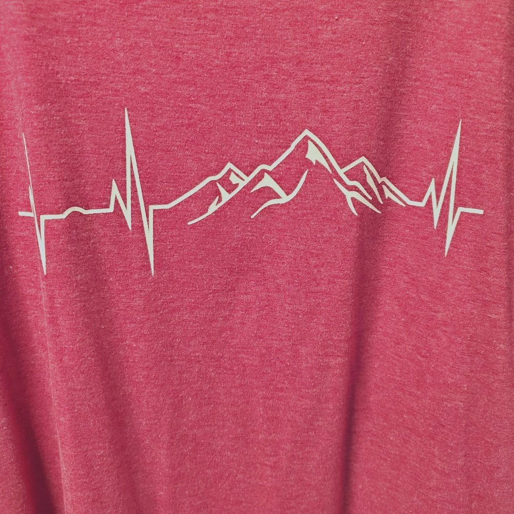 Like New Mountain Heartbeat T-Shirt Maroon Large